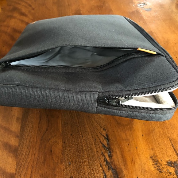 15” Tomtoc Laptop Case - Picture 2 of 4
